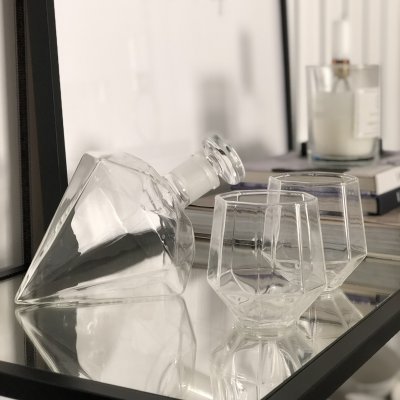 Whiskykaraffel Diamant med 4 Glas & Træfad, 0,75 liter